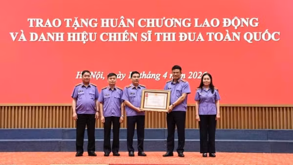 Viện trưởng Viện Kiểm sát nhân dân tối cao trao Huân chương Lao động hạng Ba của Chủ tịch nước tặng tập thể Vụ Công tố và kiểm sát xét xử hình sự.