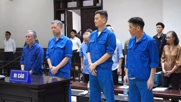 Các bị cáo tại phiên phúc thẩm. (Ảnh: THIÊN LAM)