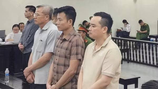 Các bị cáo tại phiên tòa. (Ảnh: XUÂN ÂN)