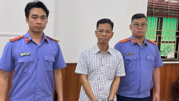 Nguyên thẩm phán Tòa án nhân dân Thành phố Hà Nội Nguyễn Đăng Phong (áo kẻ). (Ảnh: H.N)