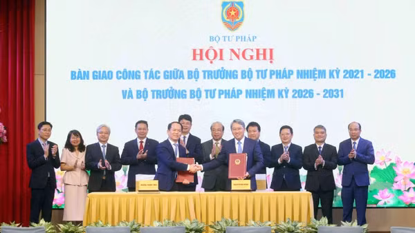 Bộ trưởng Tư pháp nhiệm kỳ 2021-2026 và Bộ trưởng Tư pháp nhiệm kỳ 2026-2031 bàn giao công tác.
