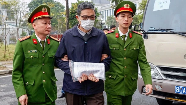 Bị cáo Nguyễn Thanh Phong bị dẫn giải ra Tòa sáng 5/1.