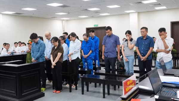 Các bị cáo tại phiên tòa. (Ảnh: HỒNG NGUYÊN)