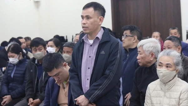 Bị cáo Phạm Văn Cách trả lời Hội đồng xét xử tại Tòa án.