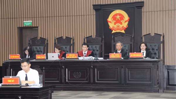 Hội đồng xét xử tiến hành xét hỏi các bị cáo.