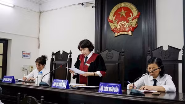 Hội đồng xét xử tuyên án.