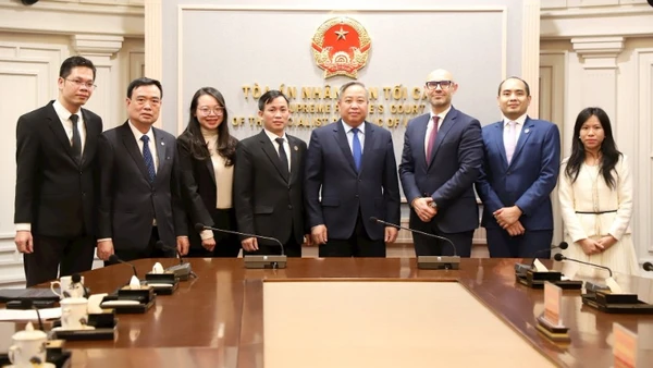 Đại diện lãnh đạo hai bên tham dự buổi làm việc.