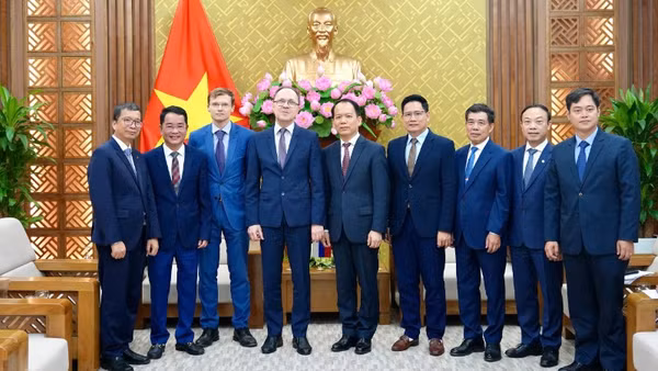 Bộ trưởng Hoàng Thanh Tùng chụp ảnh lưu niệm cùng Đại sứ Bezdetko Gennady Stepanovich.
