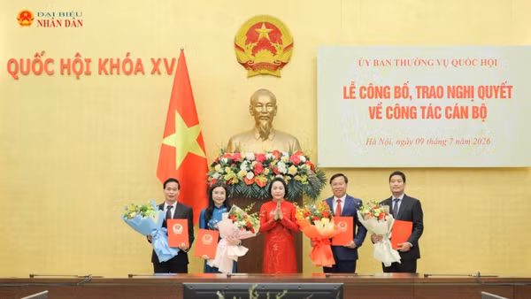 Phó Chủ tịch Quốc hội Nguyễn Thị Thanh trao Nghị quyết của Ủy ban Thường vụ Quốc hội về công tác cán bộ.