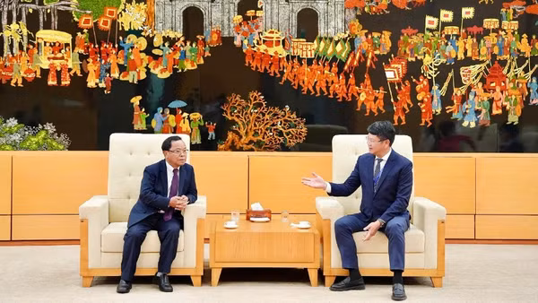 Thứ trưởng Tư pháp Việt Nam Nguyễn Thanh Tịnh chào mừng Ủy viên Bộ Chính trị, Phó Thủ tướng Chính phủ, Bộ trưởng Tư pháp Lào Khamphan Phommathat.