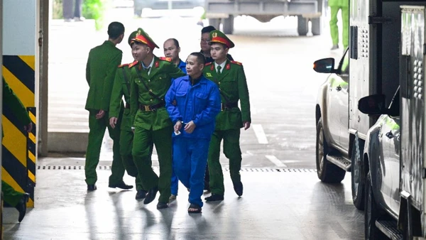 Bị cáo bị dẫn giải ra tòa.