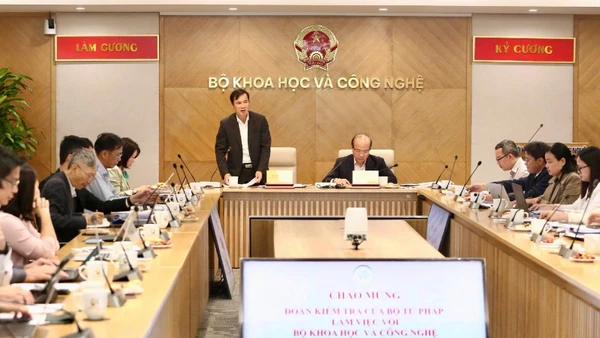 Quang cảnh buổi làm việc của Đoàn kiểm tra.