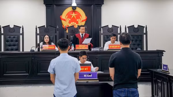 Hai bị cáo tại tòa.