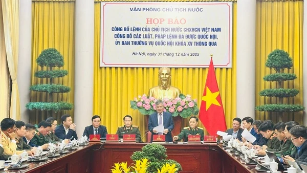 Đồng chí Cấn Đình Tài, Phó Chủ nhiệm Văn phòng Chủ tịch nước phát biểu tại cuộc họp báo.