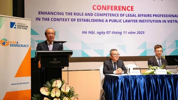 Thứ trưởng Tư pháp Phan Chí hiếu phát biểu tại hội nghị.