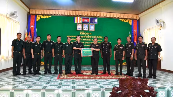 Đoàn đại biểu của Ban Chỉ huy Bộ đội Biên phòng tỉnh Đắk Lắk tặng quà, chúc Tết Tiểu khu Quân sự Mondulkiri, Vương quốc Campuchia.