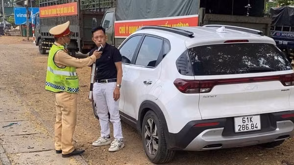 Lực lượng cảnh sát giao thông, Công an tỉnh Đắk Lắk kiểm tra nồng độ cồn người điều khiển xe ô-tô.