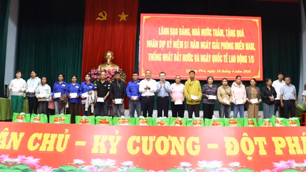 Đồng chí Nguyễn Thanh Nghị và đồng chí Y Giang Gry Niê Knơng tặng quà công nhân, người lao động, gia đình chính sách có hoàn cảnh khó khăn trên địa bàn xã Quảng Phú.