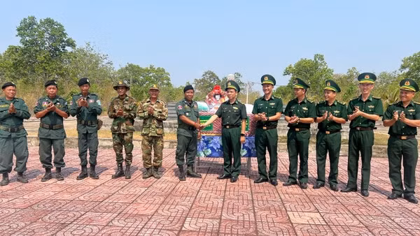 Đồn Biên phòng Cửa khẩu Đắk Ruê chúc Tết và tặng quà lực lượng bảo vệ biên giới Campuchia đóng đối diện.