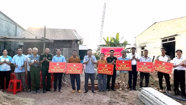 Chủ tịch Ủy ban nhân dân xã Ia Rvê Nguyễn Văn Hoa trao kinh phí hỗ trợ cho 6 gia đình.