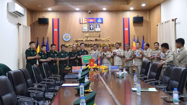 Đoàn đại biểu Ban Chỉ huy Bộ đội Biên phòng tỉnh Đắk Lắk tặng quà, chúc Tết lãnh đạo Tết Ty Công an tỉnh Mondulkiri, Vương quốc Campuchia.