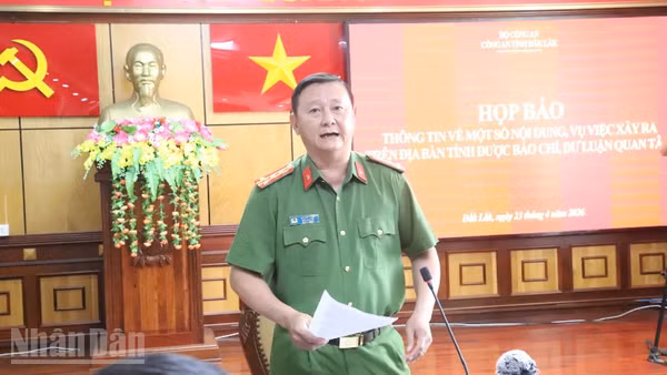 Đại tá Võ Duy Tuấn, Phó Giám đốc Công an tỉnh Đắk Lắk, Thủ trưởng Cơ quan Cảnh sát điều tra thông tin nội dung vụ việc tại buổi họp báo.