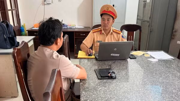 Cán bộ Đội Cảnh sát giao thông đường bộ số 3, Phòng Cảnh sát giao thông, Công an tỉnh Đắk Lắk làm việc với tài xế L.V.D.