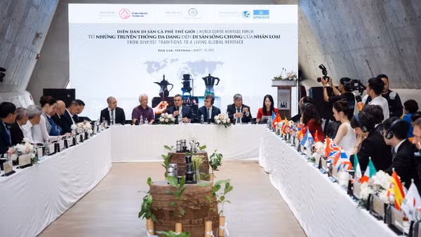 Diễn đàn Di sản cà-phê thế giới tại Buôn Ma Thuột, quy tụ các nhà lãnh đạo, tổ chức quốc tế và chuyên gia, mở ra không gian đối thoại cấp cao về di sản, văn hóa và tương lai của cà-phê.