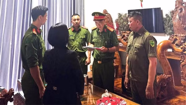 Cơ quan Cảnh sát điều tra (Phòng Cảnh sát kinh tế), Công an tỉnh Đắk Lắk thi hành Quyết định khởi tố vụ án, khởi tố bị can đối với bà M.T.H. (Ảnh: Công an tỉnh Đắk Lắk)