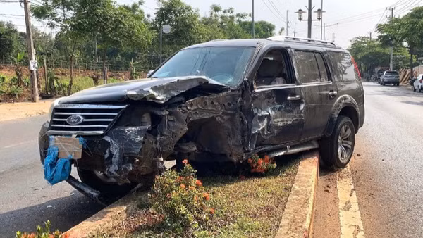 Chiếc xe ô-tô do 2 đối tượng trộm cắp sau khi gây tai nạn được bỏ tại hiện trường.