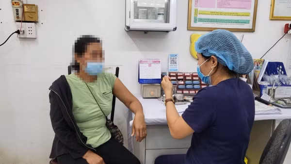 Cần đến cơ sở y tế tiêm vaccine phòng dại ngay khi bị chó cắn, mèo cào. (Ảnh: MAI LÊ).