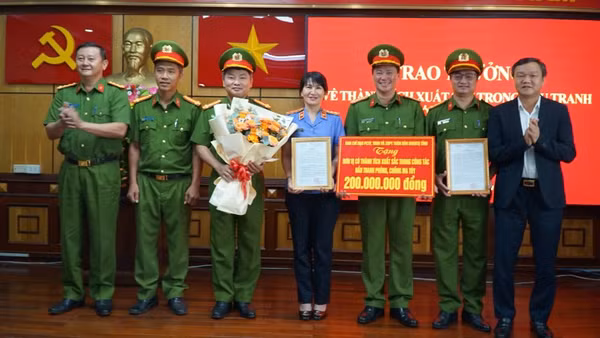 Phó Chủ tịch Ủy ban nhân dân tỉnh Đắk Lắk Đào Mỹ (người đứng ngoài cùng bên phải) trao thư khen của Chủ tịch Ủy ban nhân dân tỉnh và thưởng nóng cho các đơn vị có thành tích xuất sắc trong triệt phá chuyên án ma túy lớn với số tiền 200 triệu đồng.