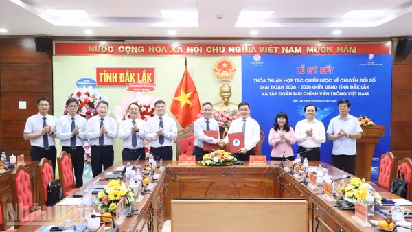 Lãnh đạo Ủy ban nhân dân tỉnh Đắk Lắk và Tập đoàn Bưu chính Viễn thông Việt Nam trao văn bản ký kết hợp tác.