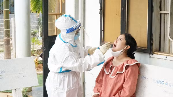 Trung tâm Kiểm soát bệnh tật tỉnh Đắk Lắk truy vết, lấy mẫu xét nghiệm người tiếp xúc gần bệnh nhi. (Ảnh: QUANG NHẬT)