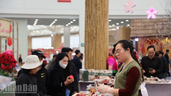 Thị trường Mùng 5 Tết, không để phát sinh “điểm nóng” giá cả. (Ảnh: KIM DUNG)