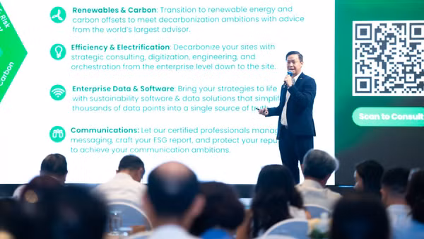 Ông Thái Hoàng Quỳnh, Phó Tổng Giám đốc Khối Hệ thống Năng lượng, Schneider Electric Việt Nam và Campuchia chia sẻ tại hội thảo “Sử dụng năng lượng tiết kiệm và hiệu quả: Lực đẩy từ chính sách và công nghệ”.