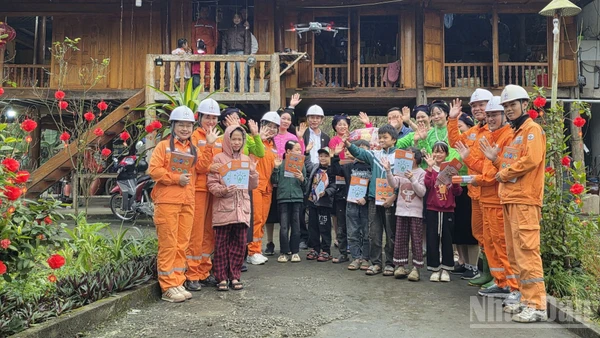 Ở thôn Thâm Pất, xã Lâm Thượng (Lào Cai) - bản làng vùng cao còn nhiều khó khăn - mùa xuân năm nay gõ cửa sớm hơn thường lệ. (Ảnh: AN NGUYÊN)