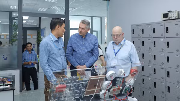 Đoàn chuyên gia tham quan cơ sở vật chất tại Trường đại học Công nghiệp Thành phố Hồ Chí Minh.