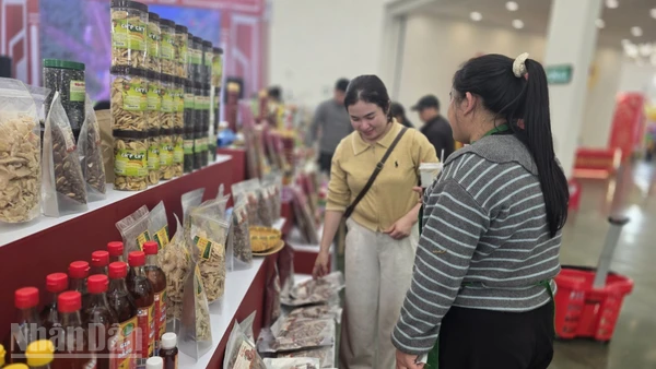 Nguồn cung dồi dào, giá cả ổn định, không xảy ra khan hàng trong mùng 3 Tết. (Ảnh: AN NGUYÊN)