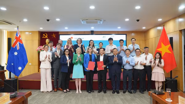 Lễ ký diễn ra dưới sự chứng kiến của Thứ trưởng Bộ Công thương Nguyễn Hoàng Long và Đại sứ Australia tại Việt Nam Gillian Bird.