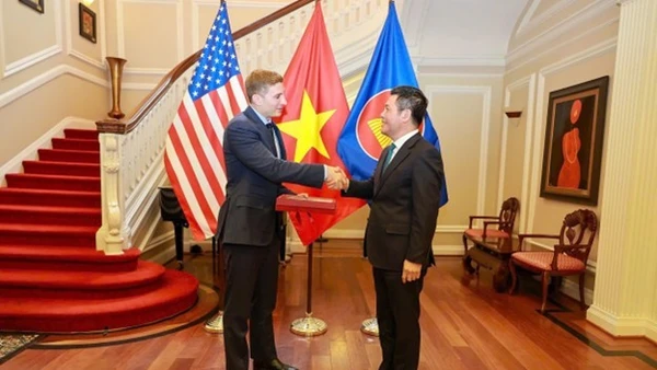 Bộ trưởng Công thương Nguyễn Hồng Diên làm việc với Thứ trưởng Bộ Ngoại giao Hoa Kỳ Jacob Helberg.