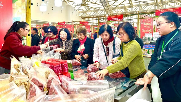 Hội chợ Mùa Xuân 2026: Đặc sản vùng miền hút khách, sức mua Tết sôi động.