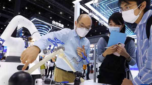 Chuyên gia cảnh báo AI có thể làm thay đổi kinh tế toàn cầu (Ảnh: Xinhua)