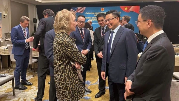 Bên lề lễ ký và trao các hợp đồng, thỏa thuận hợp tác trong các lĩnh vực trọng điểm tại Washington D.C., Quyền Bộ trưởng Bộ Công thương Lê Mạnh Hùng đã có cuộc trao đổi với Giám đốc cơ quan Thương mại quốc tế Hoa Kỳ và Phó Chủ tịch AmCham tại Việt Nam.