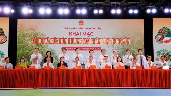 Lễ ký kết hợp đồng tiêu thụ sản phẩm nhãn giữa các hợp tác xã, nhà vườn lớn và các doanh nghiệp tiêu thụ trong nước và xuất khẩu, nhằm thúc đẩy đầu ra bền vững cho sản phẩm nhãn lồng Hưng Yên. (Ảnh: BCT cung cấp)