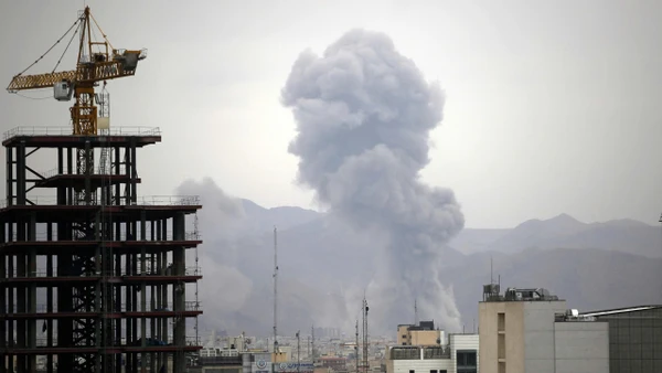 Khói bốc lên sau vụ không kích tại Tehran, Iran. (Ảnh: AA/TTXVN)