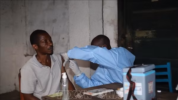 Nhân viên y tế tiêm vaccine phòng Ebola cho người dân tại Bulape, CHDC Congo. (Ảnh: THX/TTXVN)