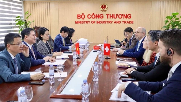 Thứ trưởng Bộ Công thương Nguyễn Sinh Nhật Tân làm việc với bà Helene Budliger Artieda, Quốc vụ khanh phụ trách kinh tế của Thụy Sĩ.