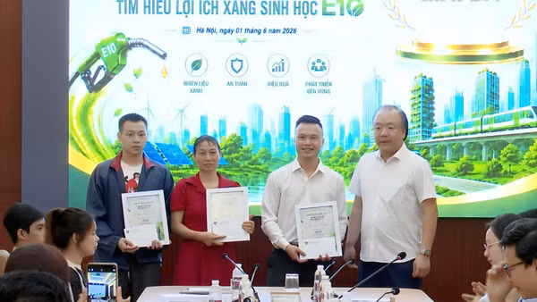 Lễ trao giải cho các cá nhân đạt giải tại vòng thi trực tuyến.