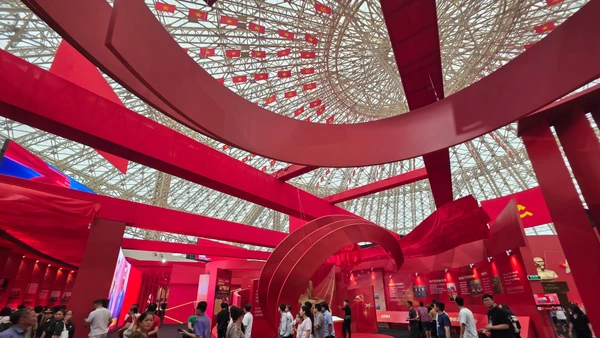 Không gian trưng bày sách tương tác tại Triển lãm “95 năm cờ Đảng soi đường”. (Ảnh: KIM DUNG)